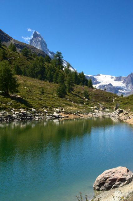 Grünsee bei Zermatt, v pozadí Matterhorn - Švýcarské Alpy