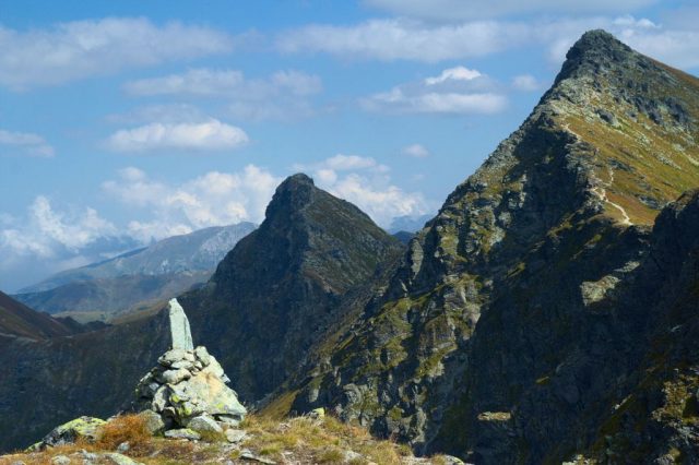 Výhled z nepojmenovaného vrcholu nad Smutným sedlem, zleva Ostrý Roháč a Plačlivé