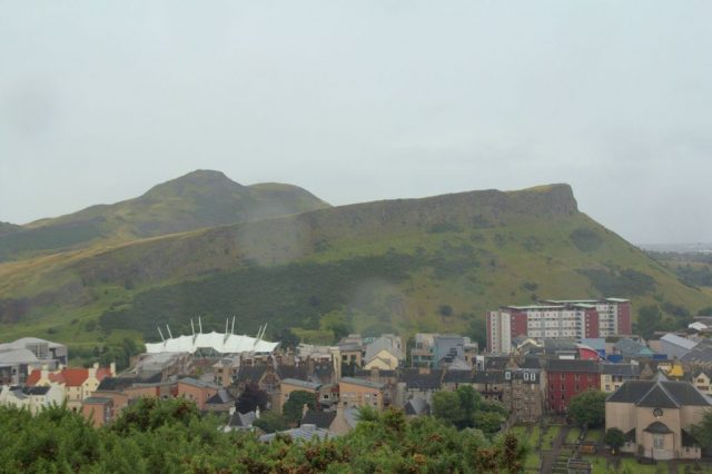 Výhled z vrcholku Caltion Hill v Edinburghu