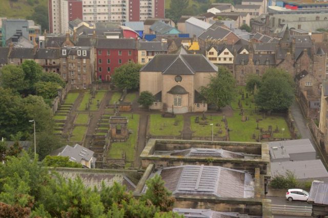 Výhled na Canongate Kirk z Calton Hill, Edinbugh