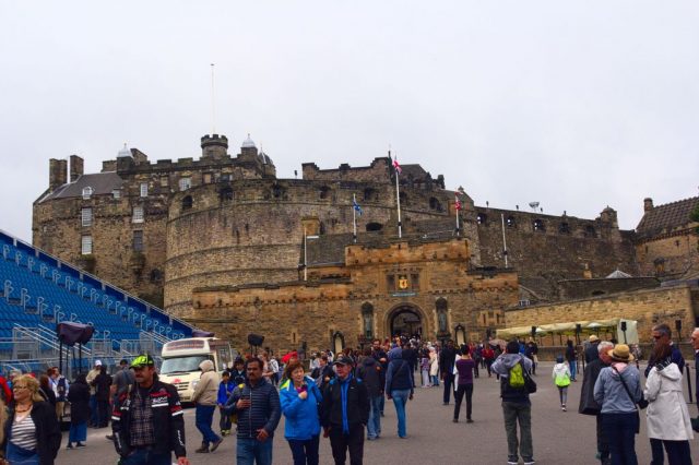 Edinburský hrad z parkoviště Esplanade