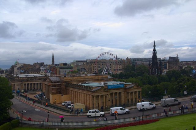 National Galleries of Scotland, napravo v pozadí Scott Monument - Edinburgh