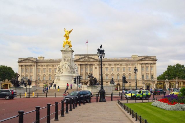 Buckinghamský palác, v popředí Pomník královny Viktorie - Londýn