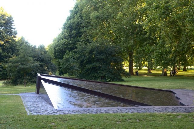 Canada Memorial, Londýn