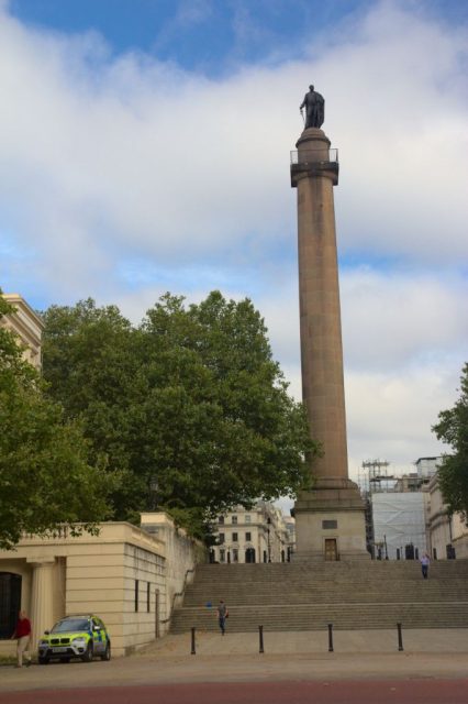 Pohled z Bulváru The Mall na pomník princi Frederikovi - Duke of York Column, Londýn