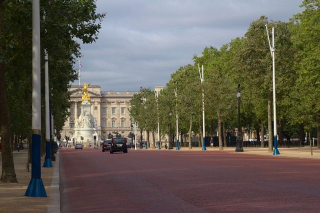 Pohled z Bulváru The Mall na Pomník královny Viktorie a Buckinghamský palác, Londýn