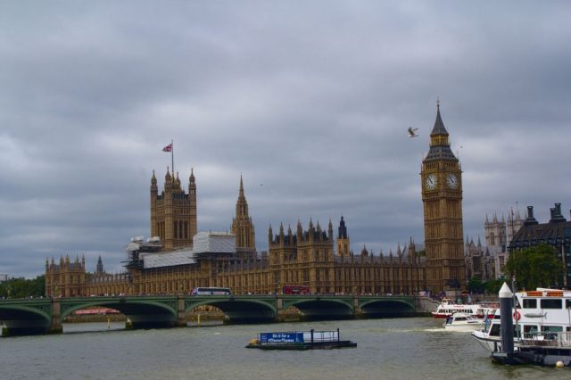 Westminsterský palác s věží Big Ben (napravo) - Londýn