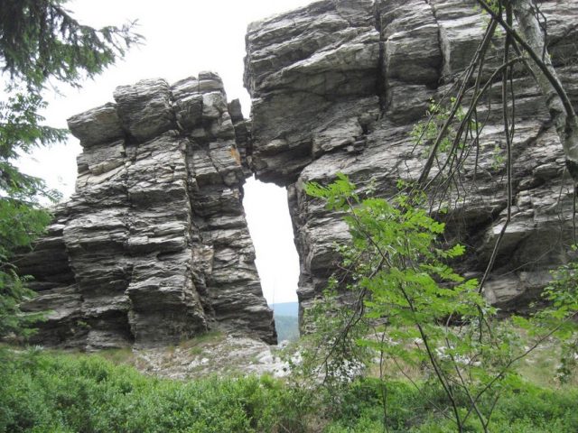 Kamenná vrata