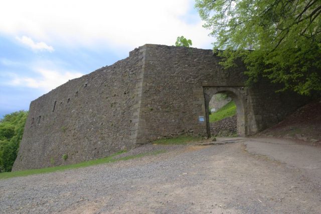 Brána zříceniny hradu Hukvaldy