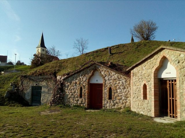 Vinné sklepy na Stráži, v pozadí kostel sv. Jiljí.