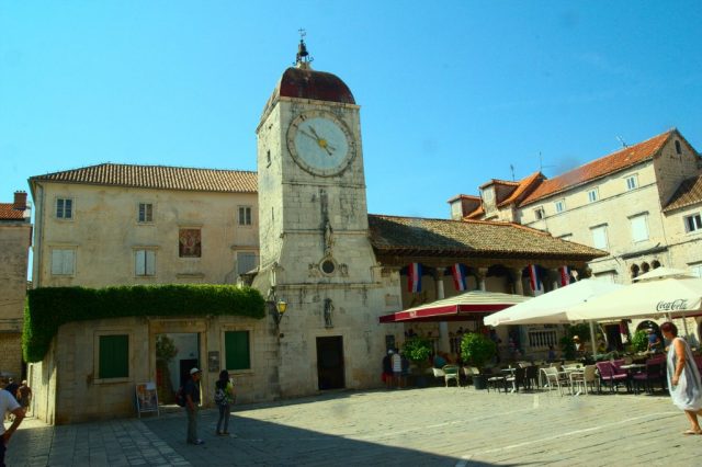 Kostel svatého Sebestiána s věží a městskými hodinami, vedle věže je Městská Lodžie - Trogir