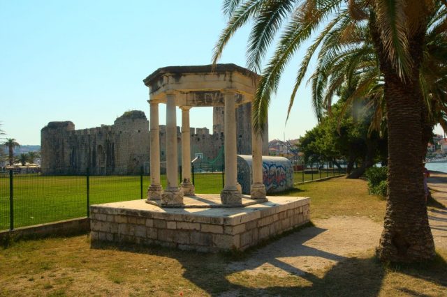 Pomník Marmont - Trogir