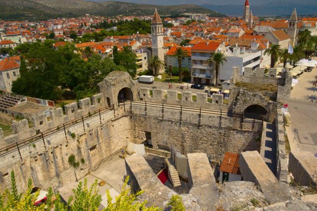 Pohled na Trogir a část pevnosti z jedné z věží pevnosti Kamerlengo