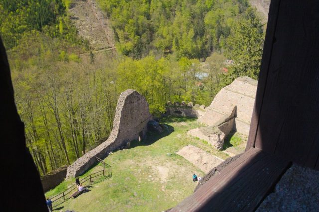 Nádvoří hradu Litice z věže