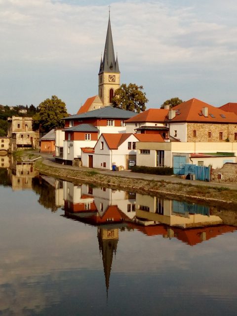 Nábřeží a věž kostela sv. Petra a Pavla