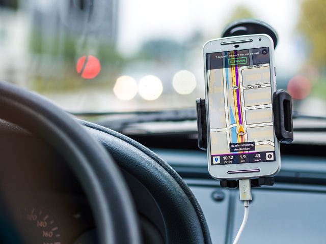 Navigaci si nastavte ještě před cestou a pořiďte si kvalitní a bezpečný držák na mobil do auta. Zdroj: Pixabay.com